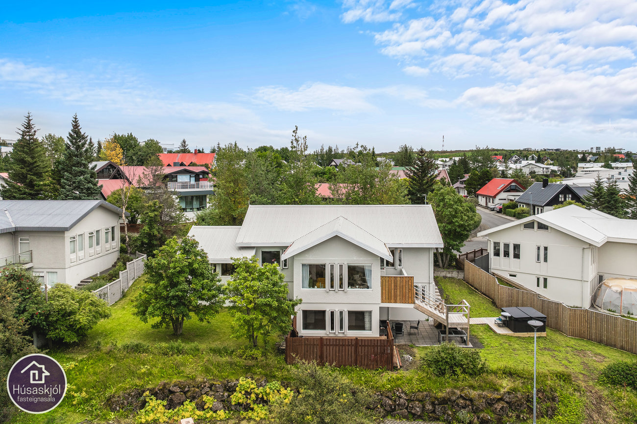 Hnjúkasel 4, 2 íbúðir og bílskúr með fallegum útisvæðum