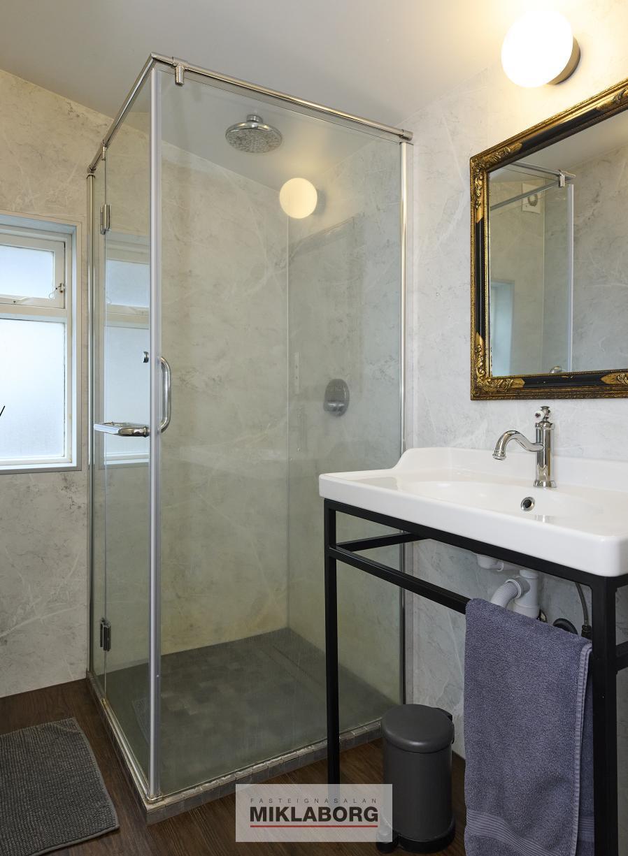 Baðherbergi homestey .jpg