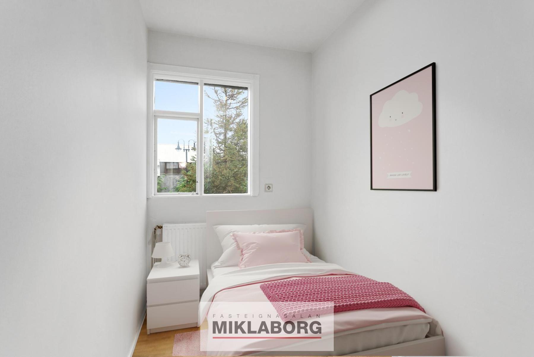 Kids bedrroom single bed in far right corner_final.jpg