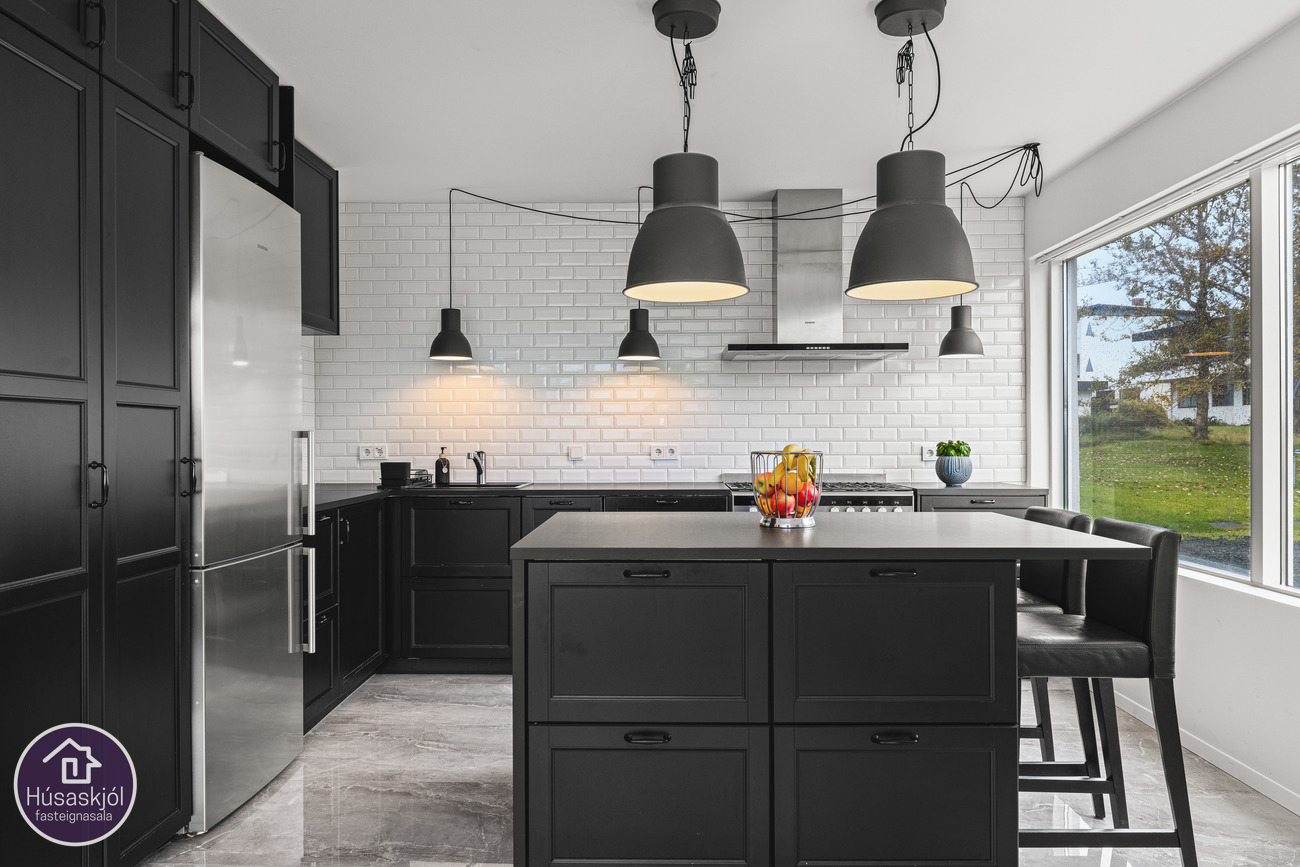 Eldhúsið er glæsilegt með miklu skápasplássi.