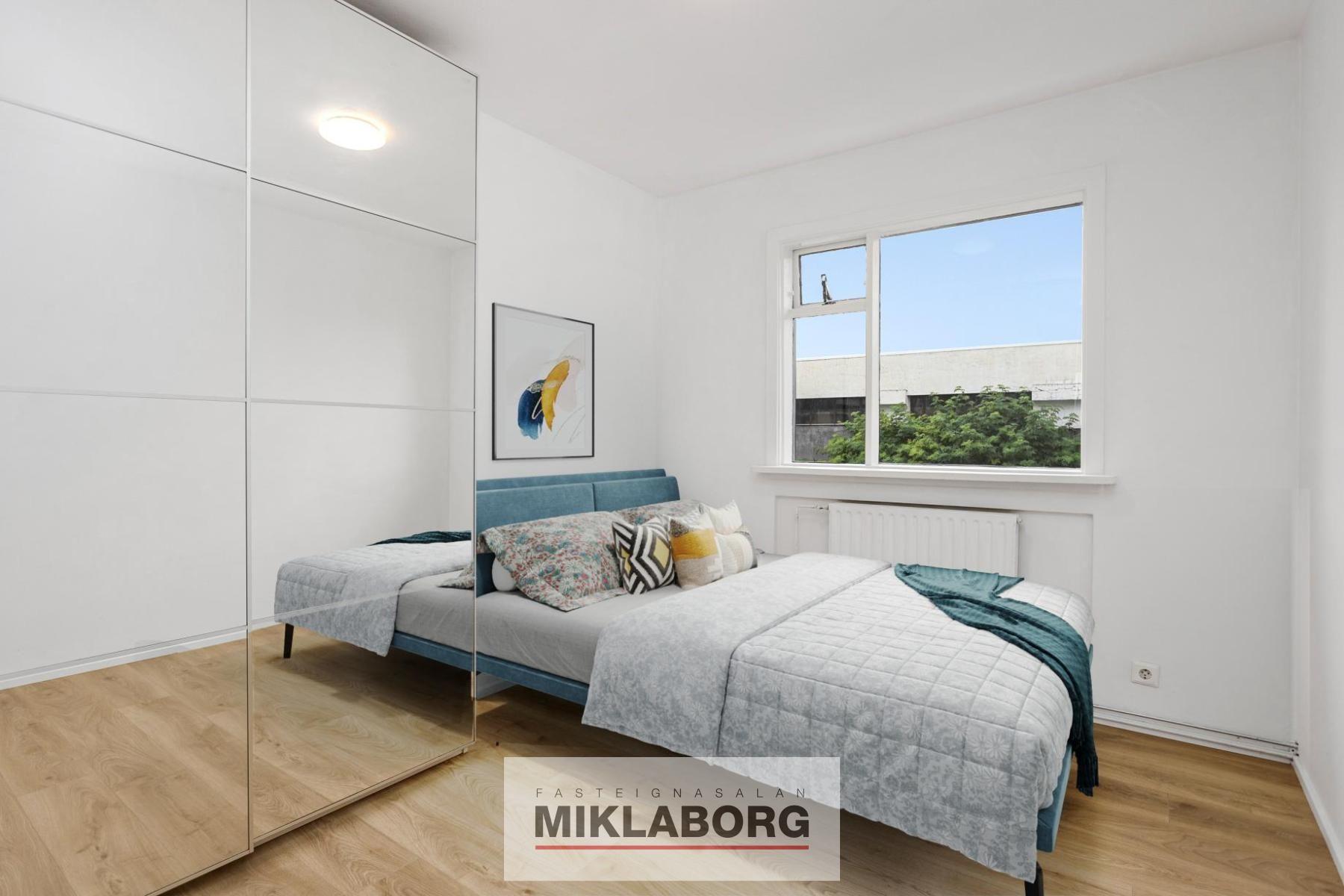 Master bedroom double bed in far left corner_final.jpg