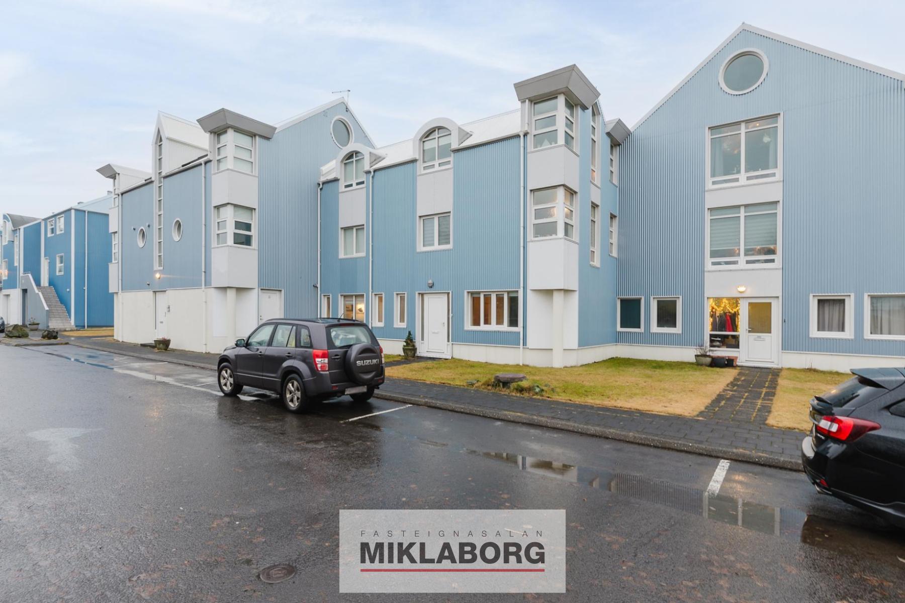 Básbryggja_21-22.jpg