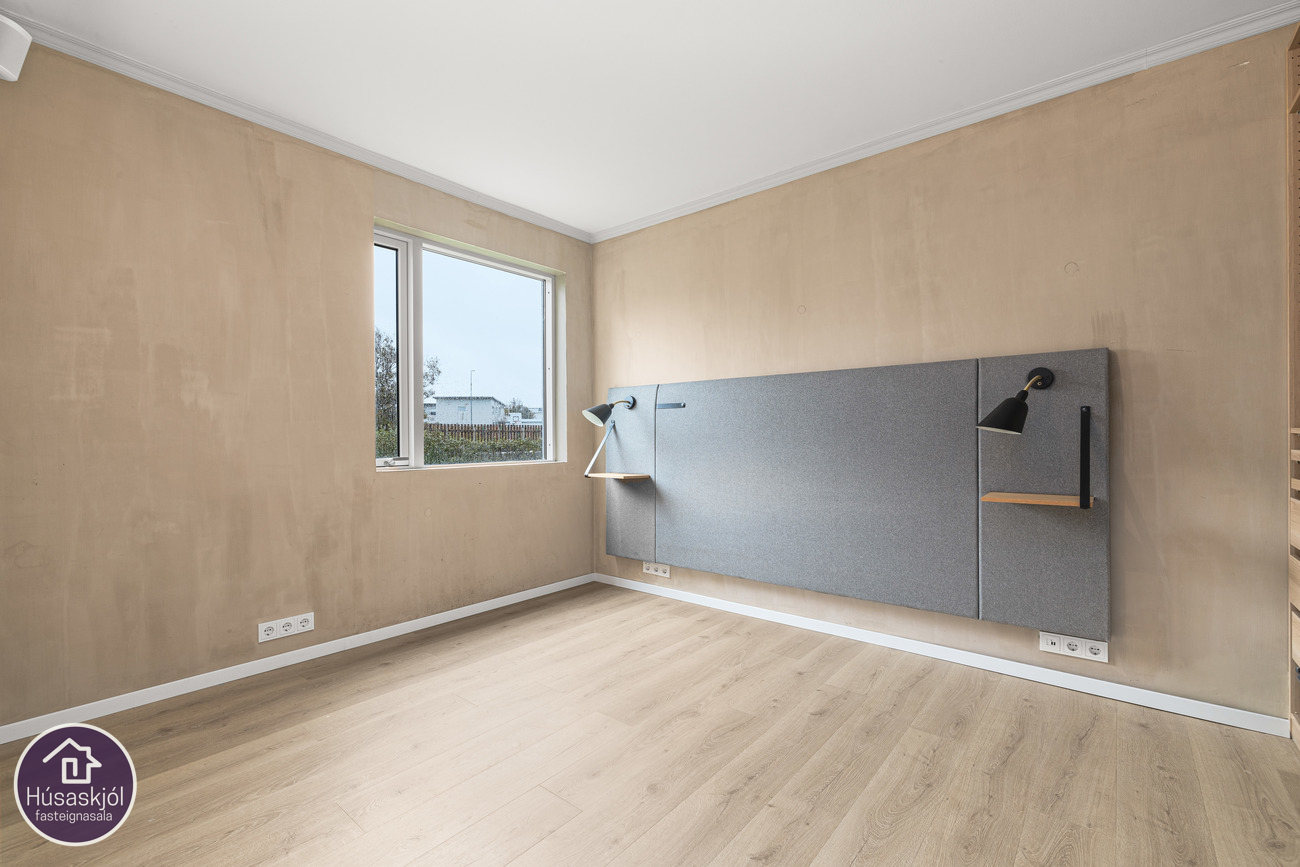 Hjónaherbergi er með stórum skápum eftir endilöngu.