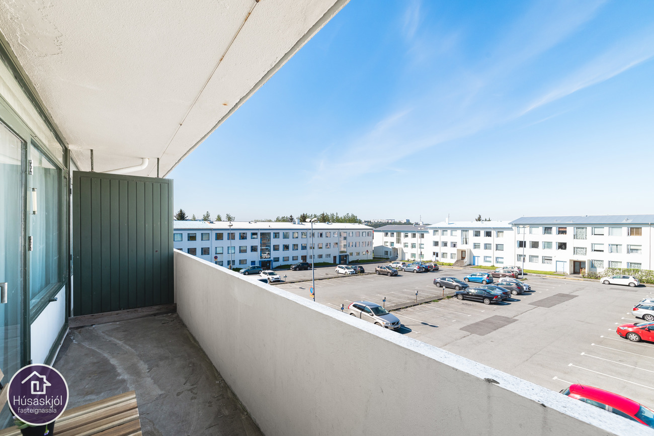 Gengið inn í íbúðina frá svölum