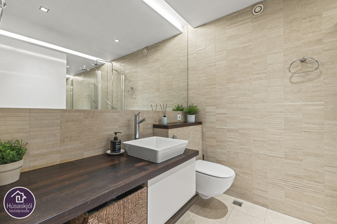 Baðherbergi er flísalagt.