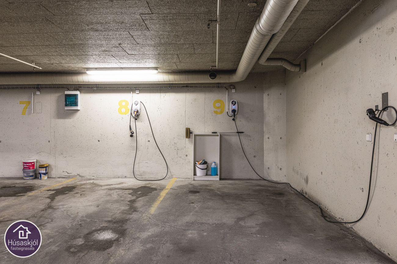 Stæði í bílageymslu og hleðslustöð.