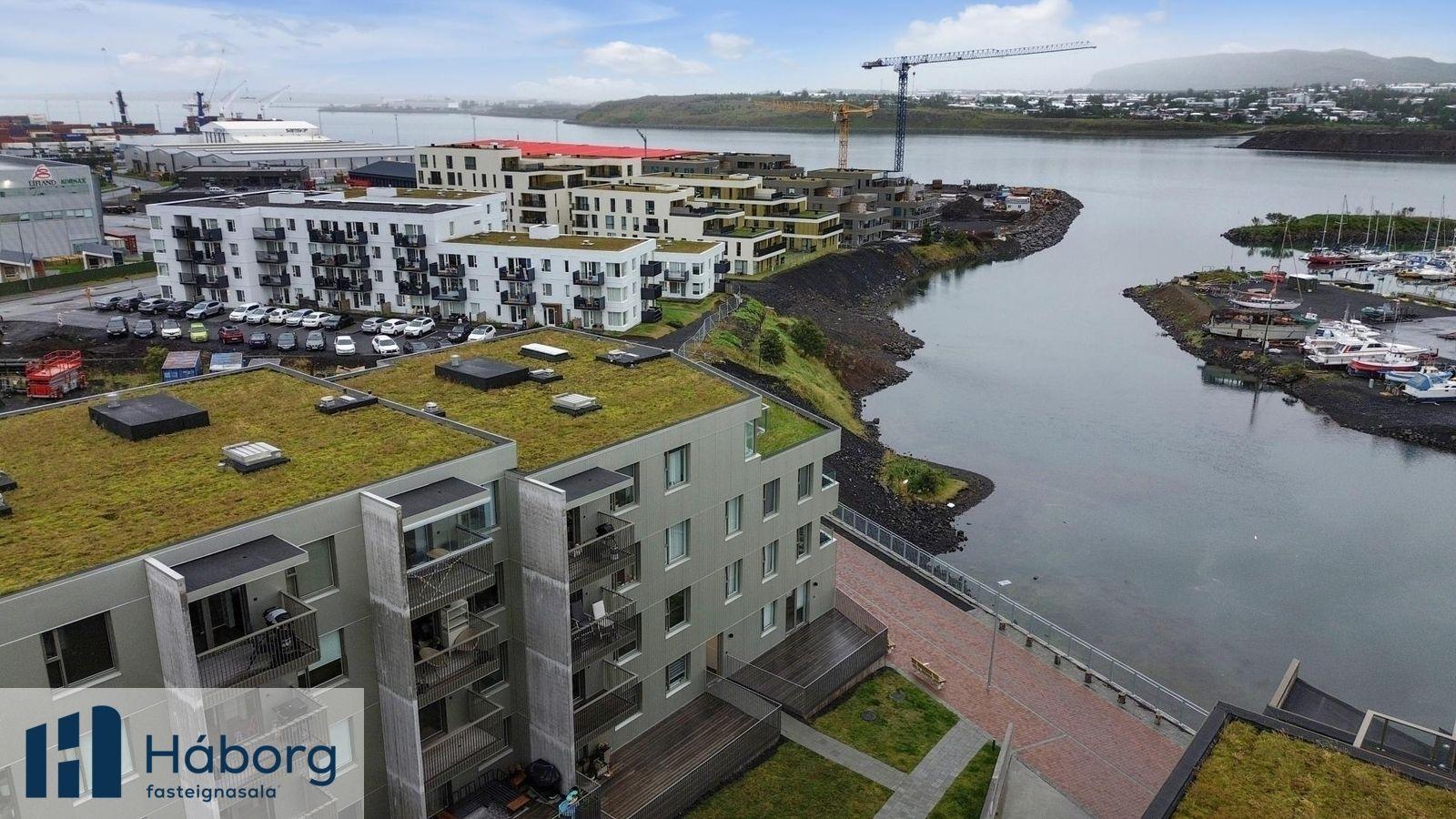 Eignin er seld, ekki verður af opnu húsi.