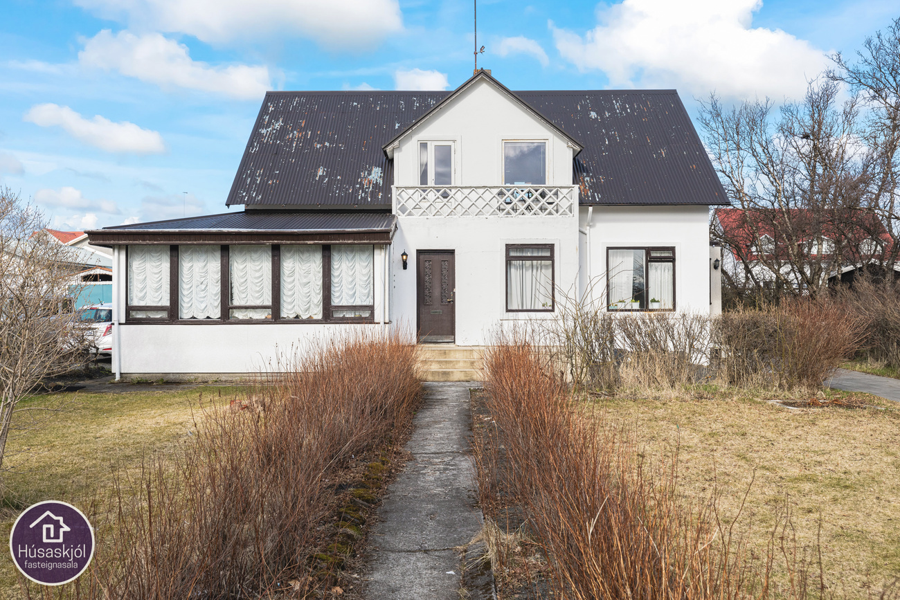Efri sérhæð í tvíbýlishúsi