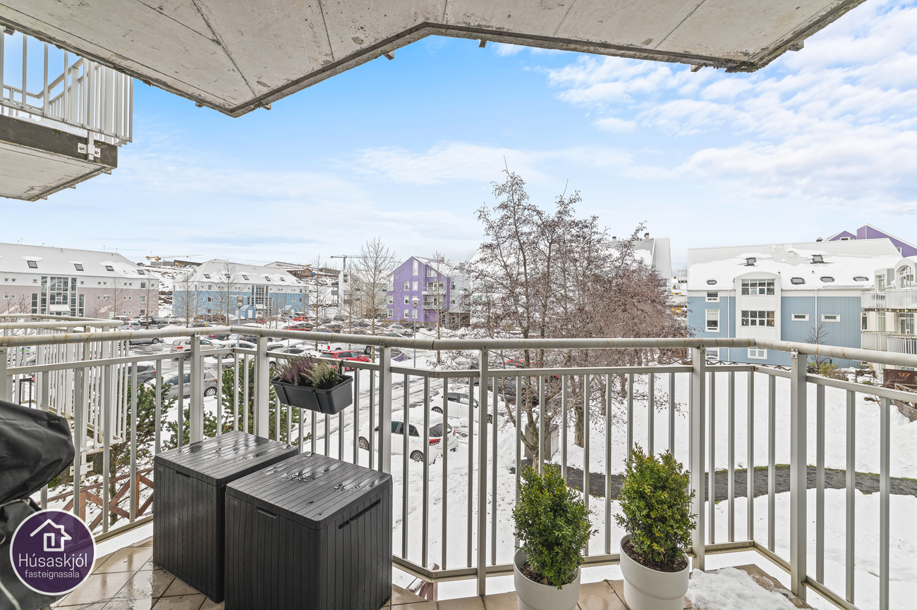 Skjlólgóðar sv-svalir.