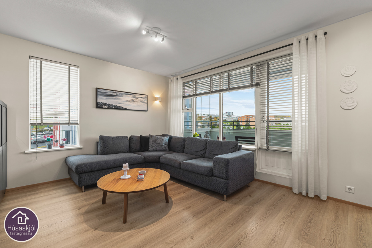 Stofa með útgengi á yfirbyggðar svalir