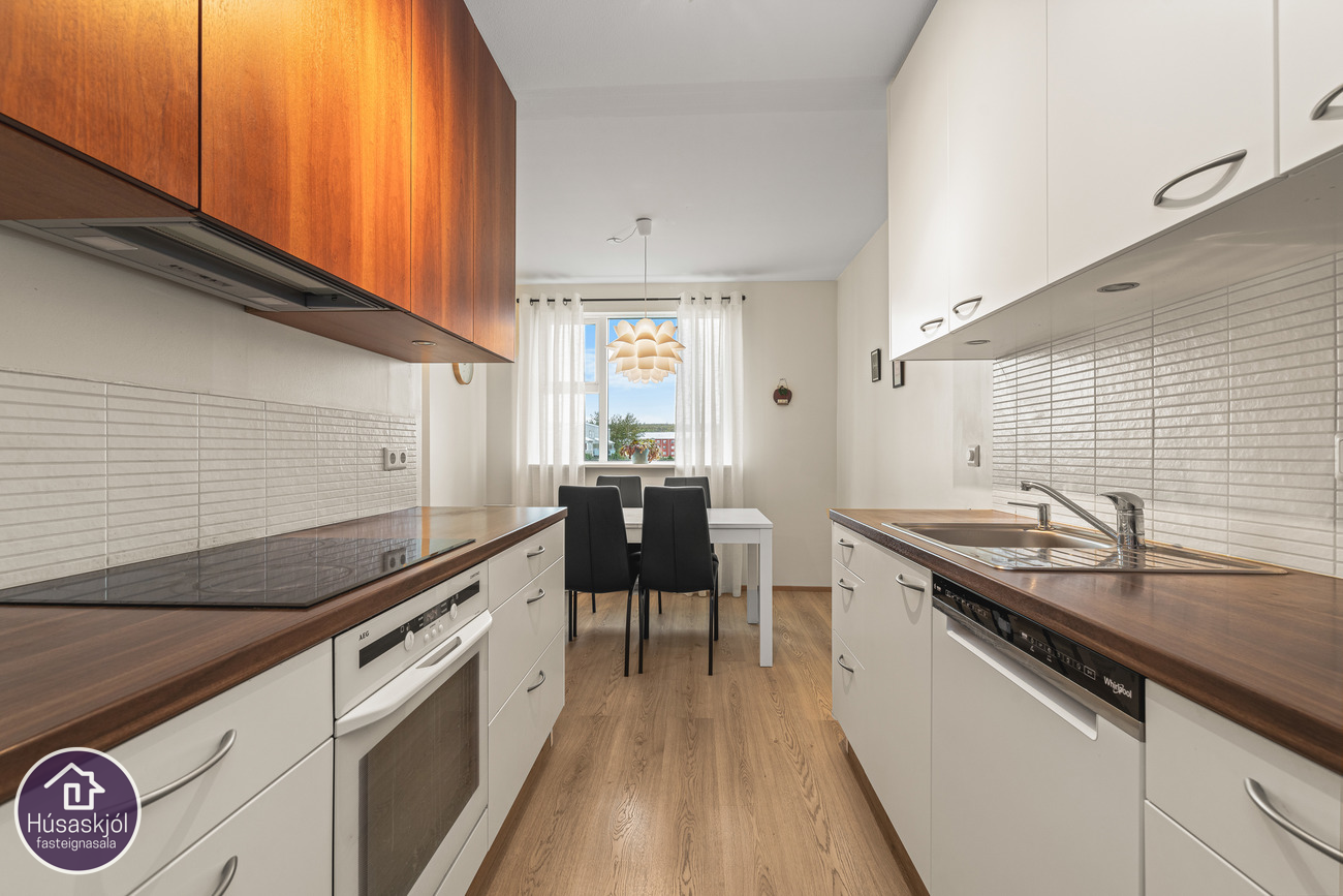 Eldhús með innréttingu á 2 veggjum