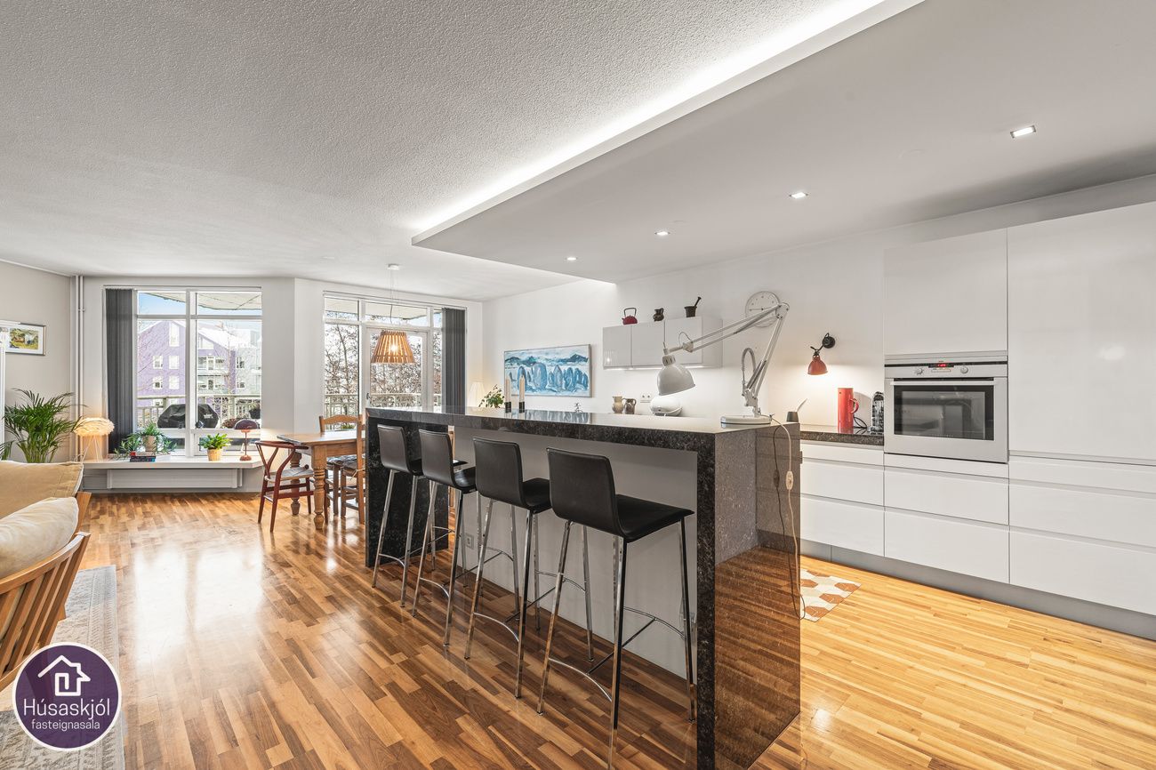 Fallegt alrými tvinnar saman stofu borðstofu og eldhús.