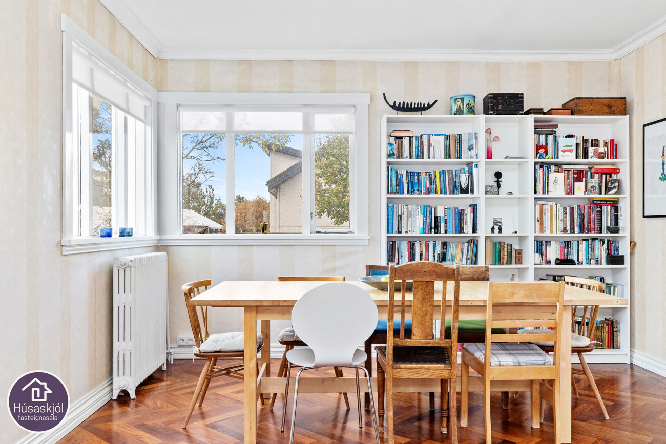 Borðstofa opin í eldhús og stofu