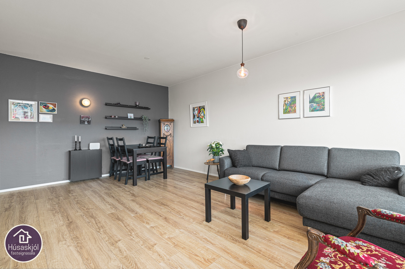 Stofan er björt og rúmgóð.