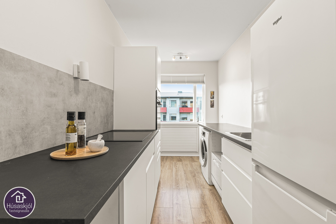 Tengi fyrir þvottavél er í eldhúsi auk sam. þvottahúss.