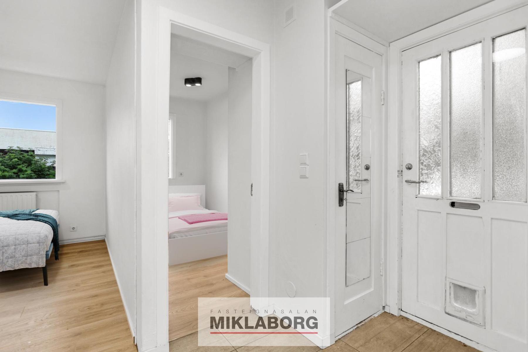 beds visible in rooms_final.jpg